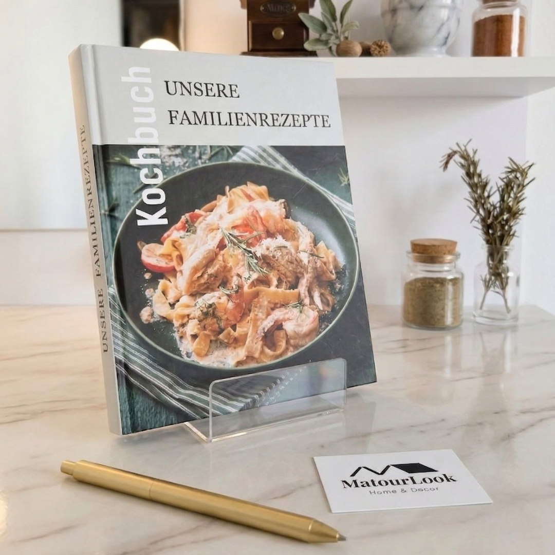 Kochbuch „Unsere Familienrezepte" stehend auf einem Holzbrett